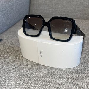 NWOTs Prada PR 21xs Sunnies with black and tortoiseshell frames 🕶️😎
